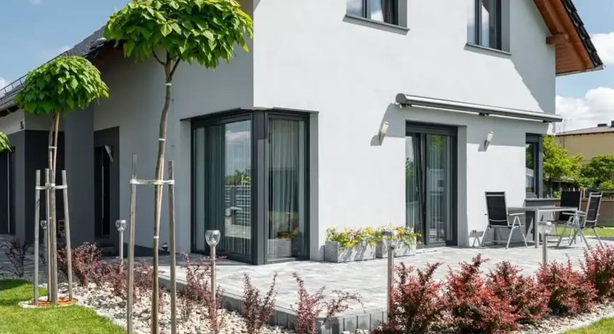 Nowoczesny dom z antracytowymi oknami. Wady? Może tylko takie, że trudno oderwać wzrok od tej pięknej architektury i zadbanego ogrodu.
