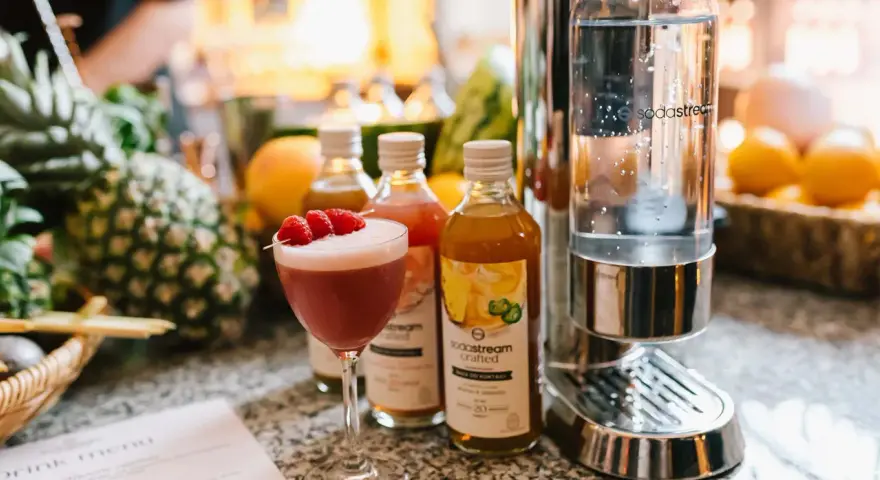 Miksologia co to? Koktajl z malinami, syropy i saturator Sodastream.