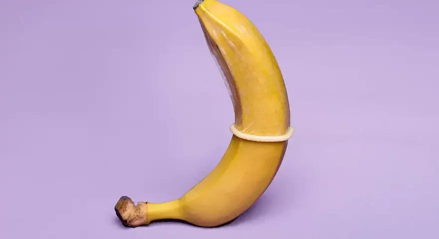 Banan w prezerwatywie, która została w pochwie.