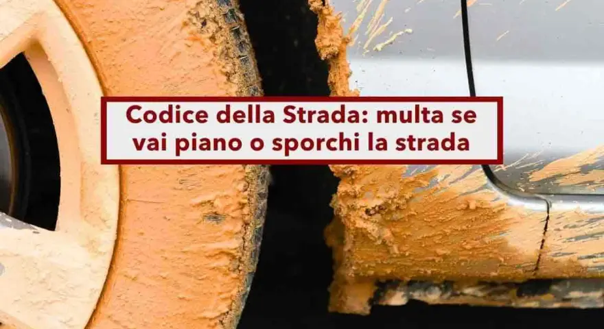 Ruota e carrozzeria di un'auto ricoperte di fango. Il testo recita: "Codice della Strada: multa se vai piano o sporchi la strada".