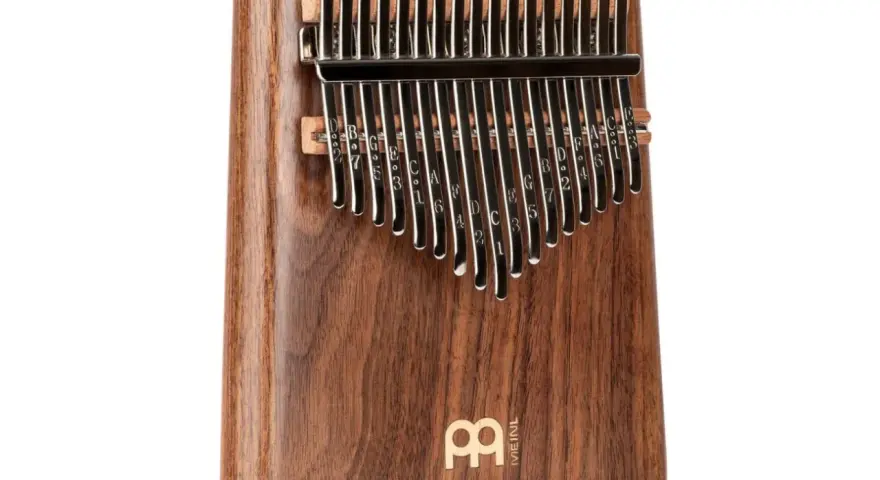 Drewniana kalimba z metalowymi klawiszami, idealna jako pierwsza kalimba dla początkujących.