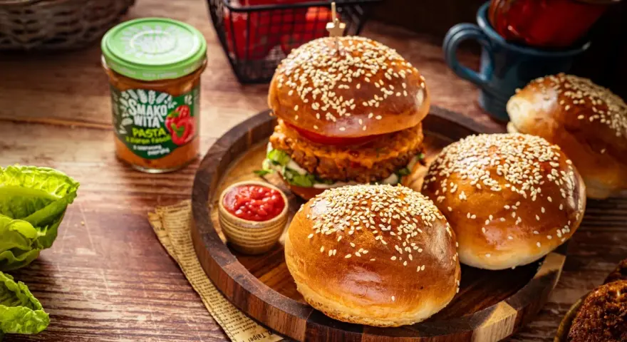 Jak upiec bułki do hamburgerów, aby były miękkie i puszyste