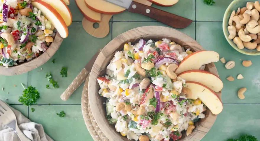 Leckerer Reissalat mit Äpfeln, Cashewkernen und Mais. Ein frisches Reissalat Rezept für den Sommer.