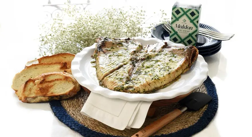 Deliciosa ventresca al horno, servida con pan tostado y hierbas frescas. Un plato perfecto para disfrutar.