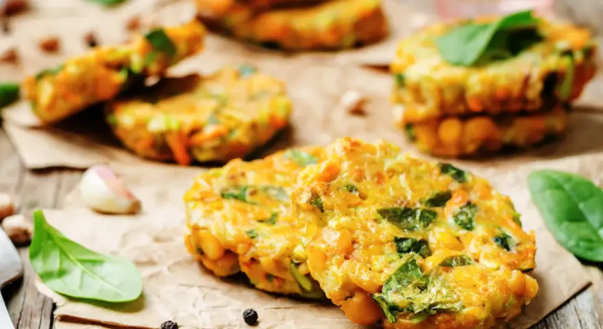 Tortitas doradas y crujientes, perfectas para tus recetas con garbanzos. Con espinacas y zanahoria, son un plato saludable y delicioso.