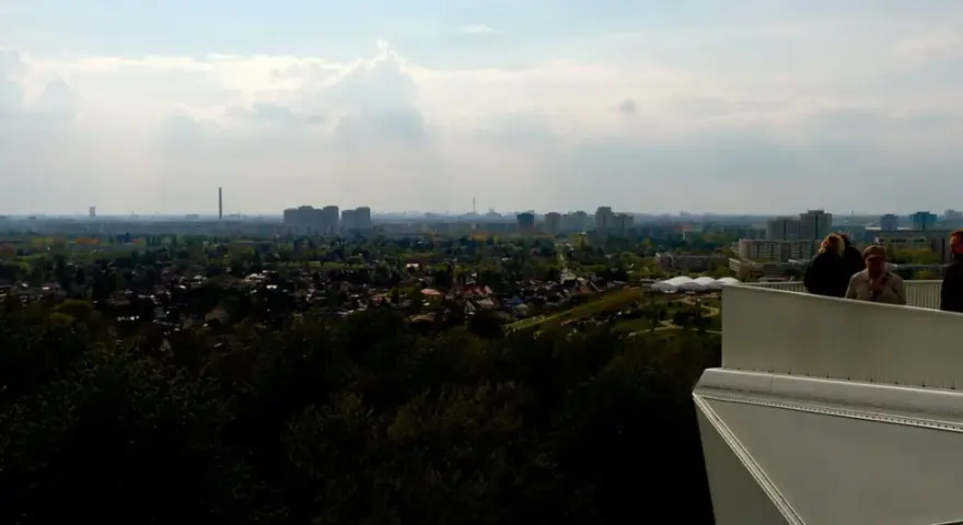 Blick über den Wolkenhain Berlin mit Menschen auf einer Aussichtsplattform.