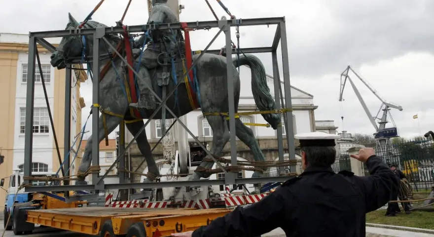 Grúa transporta estatua ecuestre. Quizás sea la que se erigió en el lugar donde nació Franco, en El Ferrol.