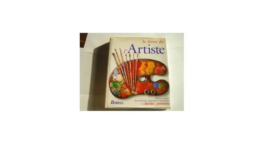 Le livre "L'Artiste" de Bordas, un guide pour devenir artiste auteur, avec une palette de peintre et des pinceaux.