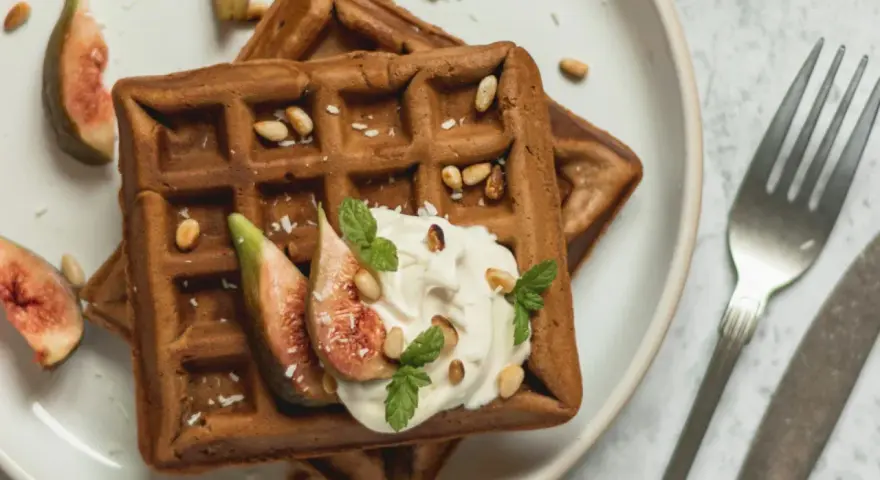 Gesunde Waffeln Rezept: Zwei Schoko-Waffeln mit Joghurt, Feigen, Pinienkernen und Minze. Ein Genuss!