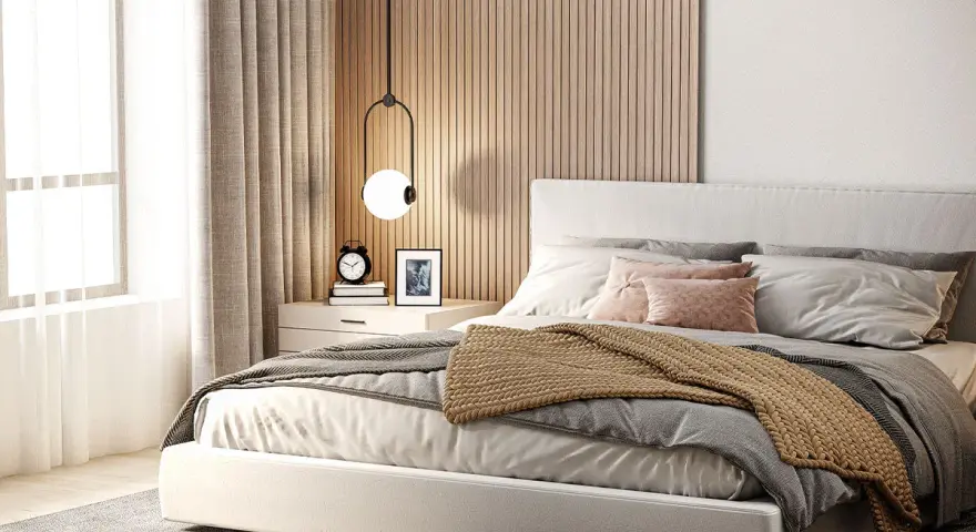 Moderna parete dietro letto matrimoniale con listelli in legno. Idee per un design accogliente.