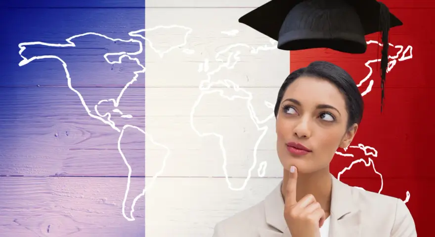 Mujer con birrete de graduación, pensando en su futuro, quizás preparándose para el delf exam, sobre un fondo con el mapa del mundo y la bandera de Francia.