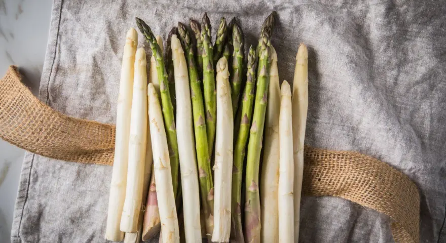 Frischer weißer und grüner Spargel auf Leinentuch. Der Spargelgeschmack ist bald bereit, genossen zu werden.