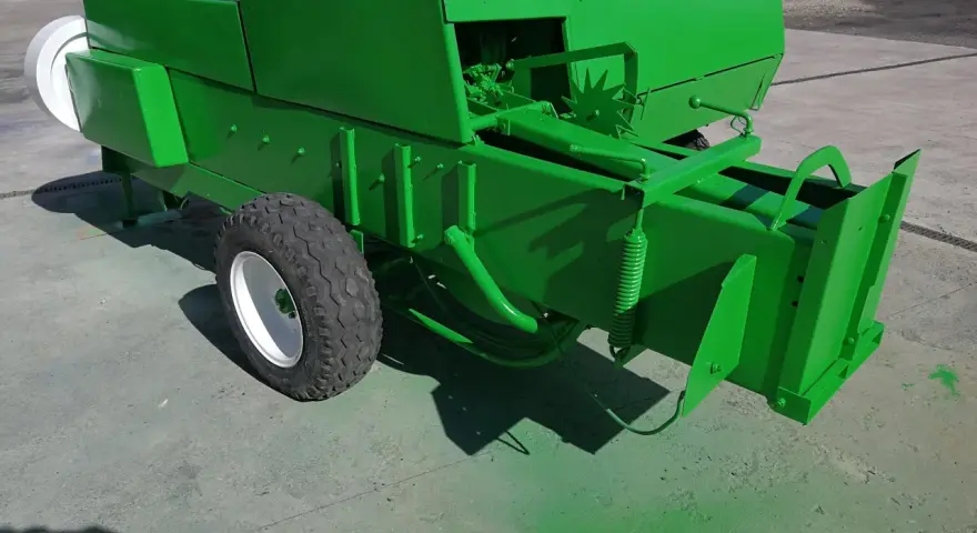 Zielona prasa zwijająca, produkt agtech, gotowa do pracy na polu.