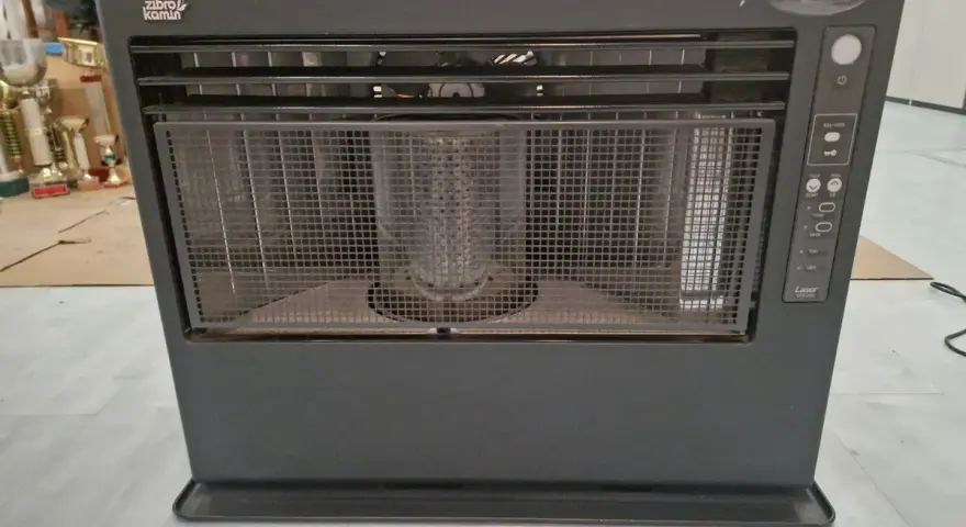 Stufa Zibro Kamin Laser, pronta per la riparazione. Un classico per un calore affidabile.