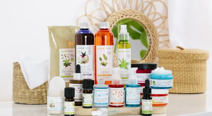 Des produits Aroma-Zone pour le soin du corps et des cheveux, dont un sérum à l'acide hyaluronique. L'urée, un composant hydratant, est souvent présente dans ces soins.