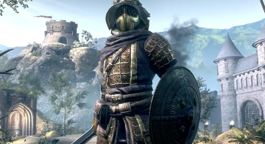 Guerrero con armadura dorada y escudo redondo, listo para la batalla en The Elder Scrolls: Blades.