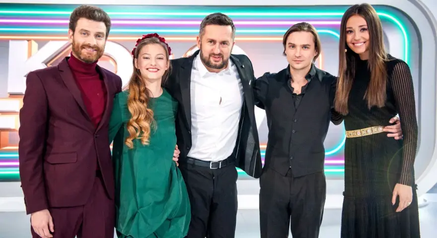 Pięć osób na scenie, w tym młoda dziewczyna w zielonej sukience. Chcesz wiedzieć, koło fortuny jak się zgłosić?