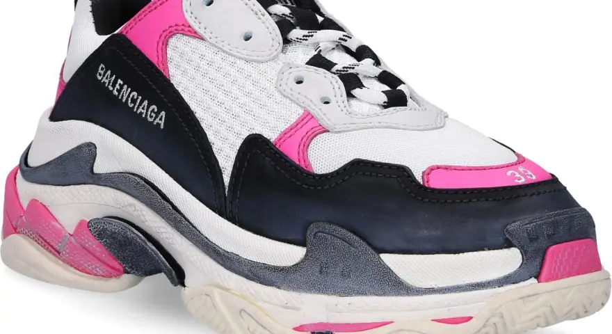 Stylowe balenciaga triple s damskie w kolorze białym, czarnym i różowym.