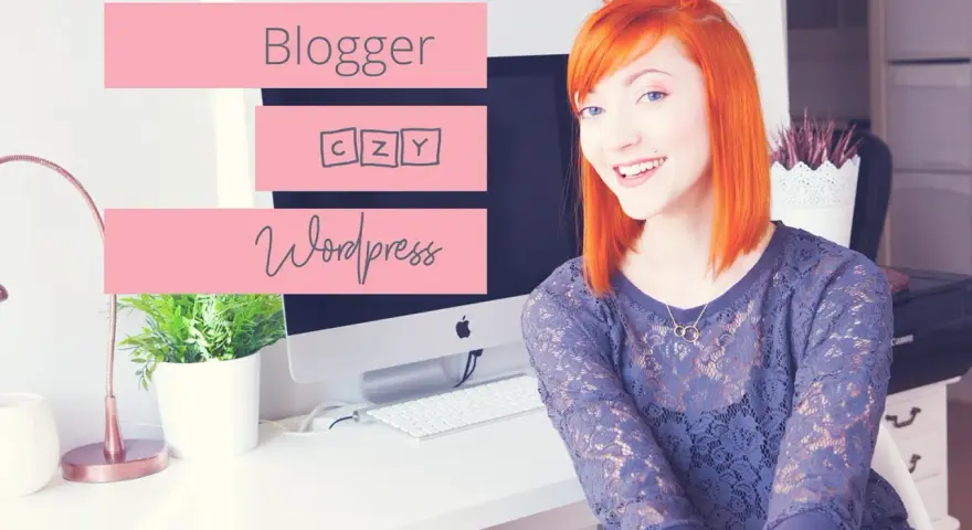 Uśmiechnięta rudowłosa kobieta siedzi przy biurku z komputerem, na którym widnieją napisy "Blogger" i "Wordpress".