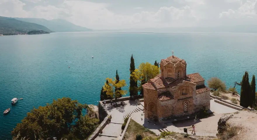 Kościół na klifie nad jeziorem w Macedonii. Winiety z Ohridu zachwycają widokiem.