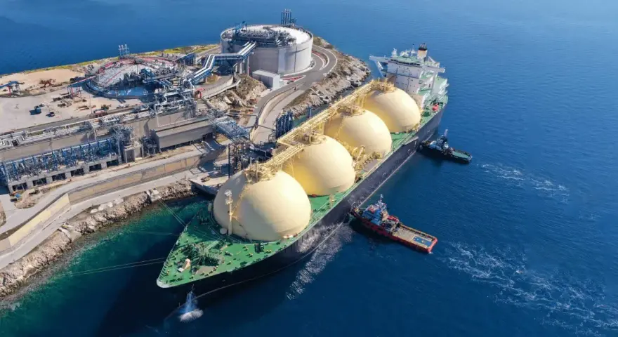 Statek z gazem LNG przy terminalu. Zmiana sprzedawcy gazu to ważny krok w dywersyfikacji dostaw energii.