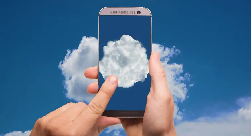 Dłonie trzymają telefon, na którego ekranie widać chmurę. Czy to właśnie tam jest chmura w telefonie?