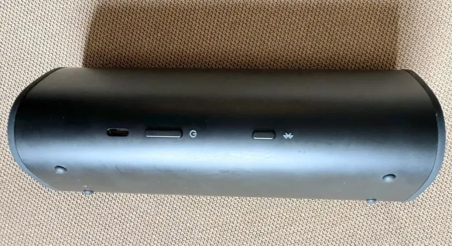 Schwarzer Sonos Roam Lautsprecher mit USB-C-Anschluss, Power-Taste und Bluetooth-Symbol. Bereit, das Sonos Roam Bluetooth zu verbinden.