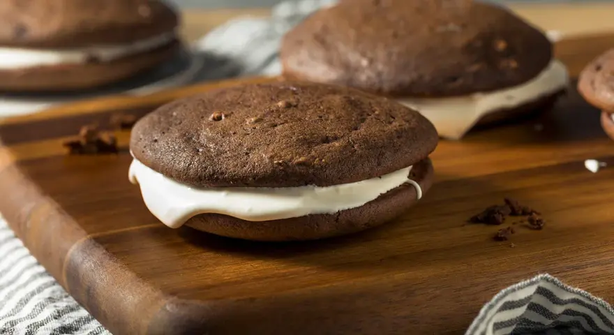 Pyszne, czekoladowe ciastka z kremowym nadzieniem, przypominające kultowe Oreo. Idealne na deser.