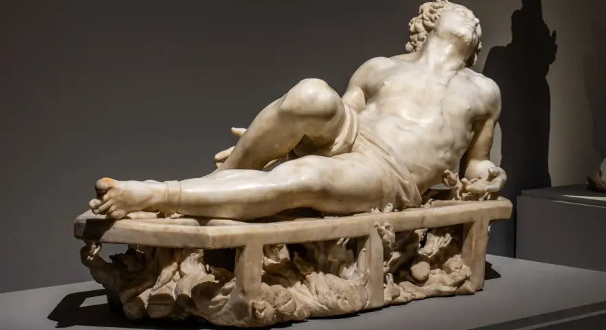 Sculpture en marbre d'un homme allongé, une des œuvres d'art de Le Bernin, capturant la douleur et la passion.