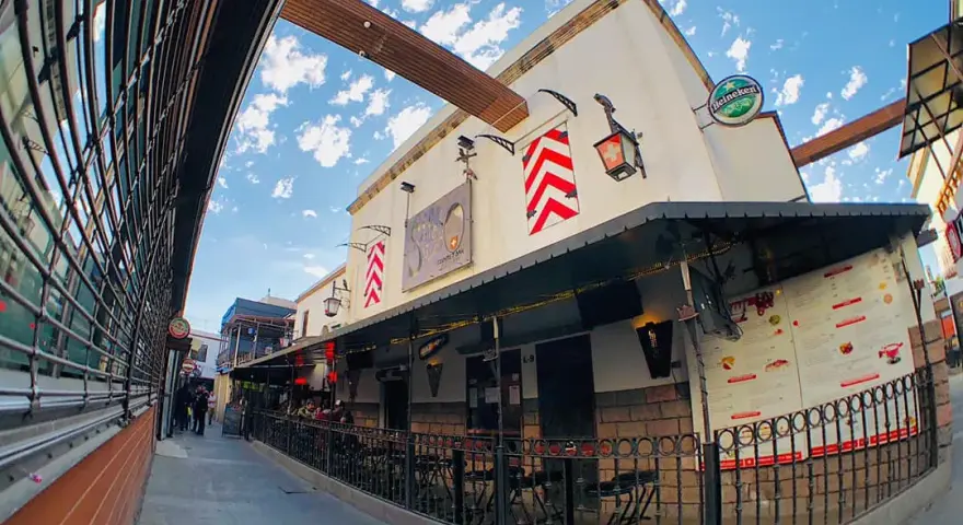 Descubre el Sótano Suizo Tijuana: Fondue y Chamorro desde 1986