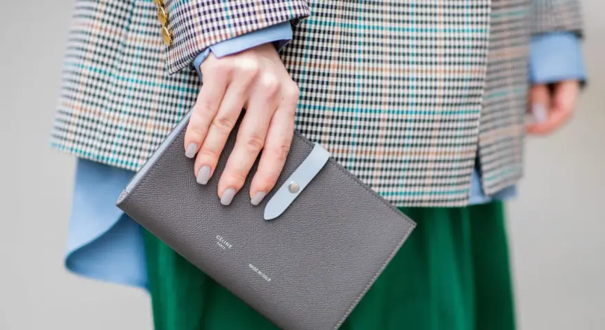 Manicure grigia in pendant con la borsa, un'idea su come abbinare lo smalto ai vestiti con un blazer a quadri e gonna verde.