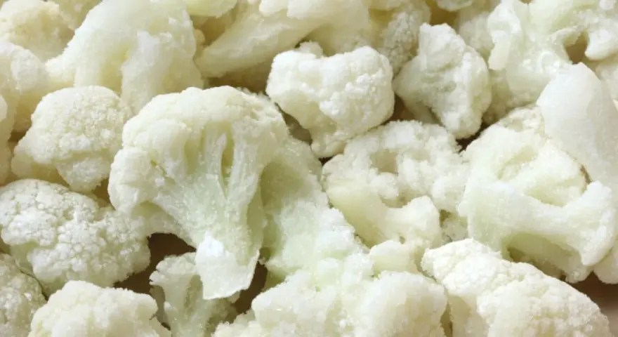 Gefrorene Blumenkohlröschen, bereit für die Lagerung. Perfekt für schnelles Kochen und gesunde Mahlzeiten. Blumenkohl einfrieren spart Zeit und Geld.