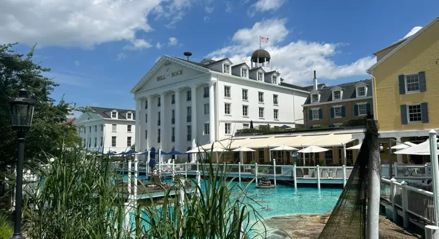 Das Hotel Bell Rock im Europa-Park, mit seiner weißen Fassade und Säulen, lädt zum Verweilen ein. Welches Hotel im Europa-Park ist das beste? Dieses hier sieht vielversprechend aus!