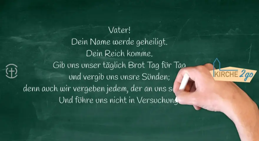 Kreidetafel mit Teilen des Vaterunsers. Eine Hand schreibt "Vater! Dein Name werde geheiligt. Dein Reich komme. Gib uns unser täglich Brot Tag für Tag und vergib uns unsre Sünden; denn auch wir vergeben jedem, der an uns s Und führe uns nicht in Versuc...