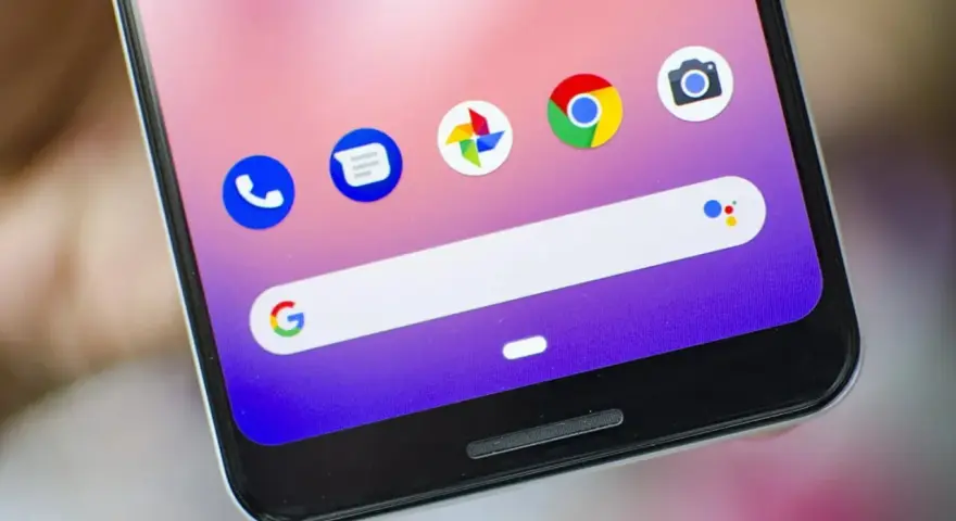 Ekran telefonu z ikonami: Telefon, Wiadomości (gdzie jest archiwum SMS w telefonie Android), Zdjęcia, Chrome, Aparat. Pasek wyszukiwania Google.