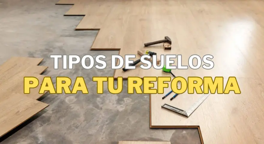 Instalación de suelo laminado, mostrando herramientas y piezas. Considera sus suelo laminado ventajas e inconvenientes para tu reforma.
