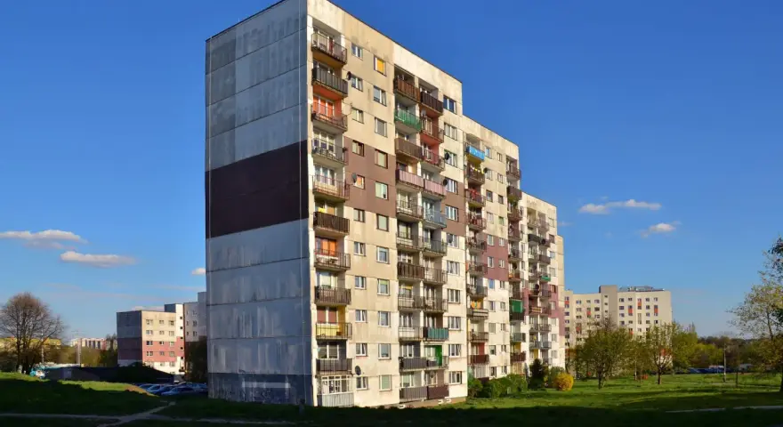 Bloki z wielkiej płyty, choć starsze, mogą być bezpieczniejsze od nowych apartamentowców dzięki solidnej konstrukcji.