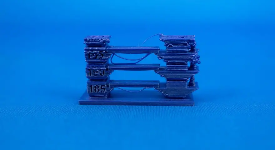 Test wydruku 3D z PLA, pokazujący różne poziomy temperatury. Widać niedoskonałości wynikające z nieodpowiedniej pla temperatura.
