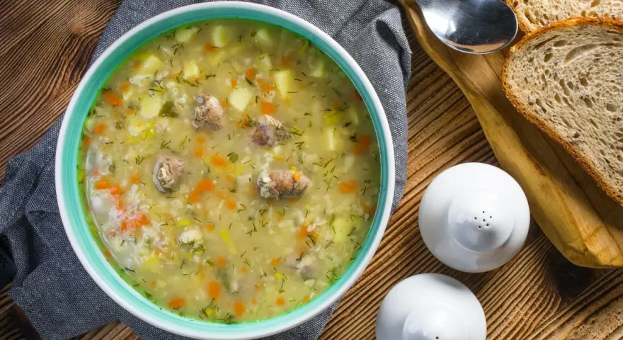A miseczka parującego krupniku, pachnącego jak zupa krupnik przepis babci. Ziemniaki, marchewka i mięso w aromatycznym bulionie.