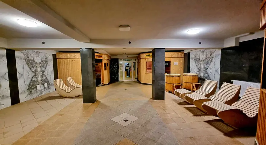 Relaks w saunach nad morzem: drewniane leżaki, beczki i tradycyjne sauny czekają na gości.