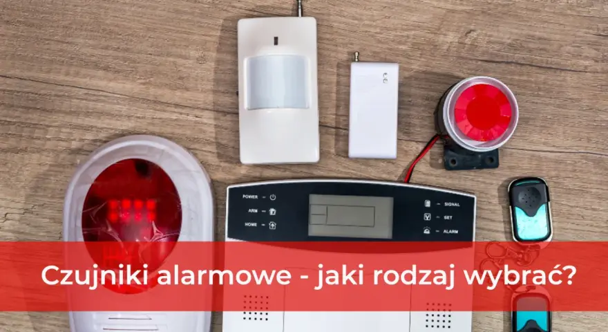 System alarmowy satel. na drewnianym tle: czujnik ruchu, panel sterowania, sygnalizator i piloty.