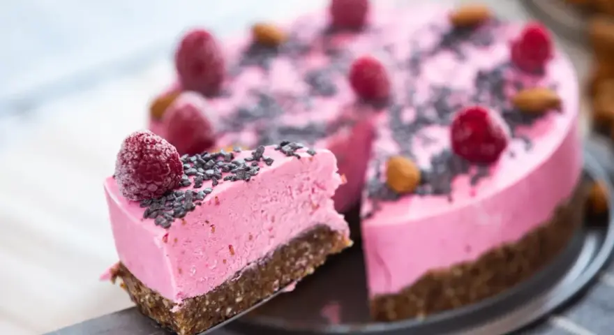 Rosa tårta med hallon och mandlar, perfekt för ett glasståg med barn.