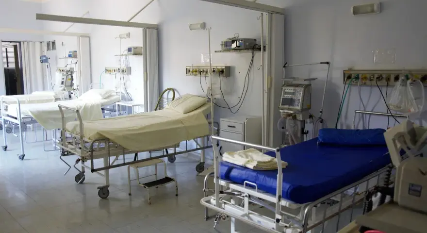 Sale łóżek szpitalnych, gotowych na przyjęcie pacjentów. To miejsce, gdzie zaczyna się droga do trzeźwości, jak w ośrodku zamkniętym dla alkoholików.
