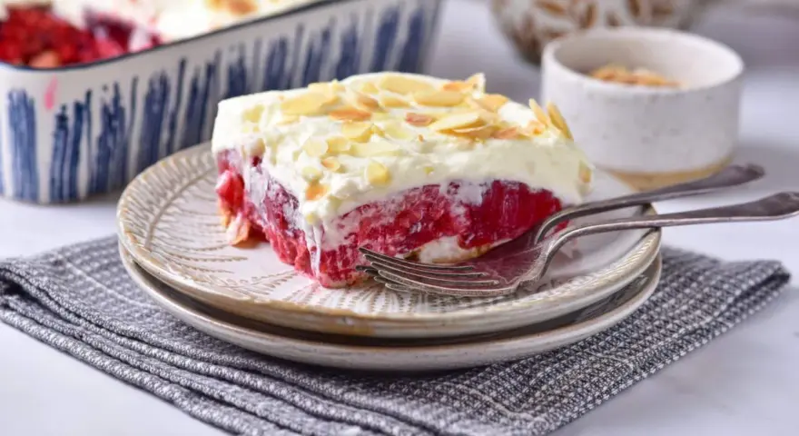 Malinowa chmurka bez pieczenia na herbatnikach, z puszystą bitą śmietaną i płatkami migdałów. Pyszny deser gotowy w mgnieniu oka!