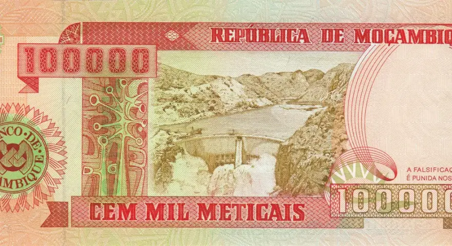 Banknot 100 000 meticali z Mozambiku. Widok na zaporę wodną i góry.