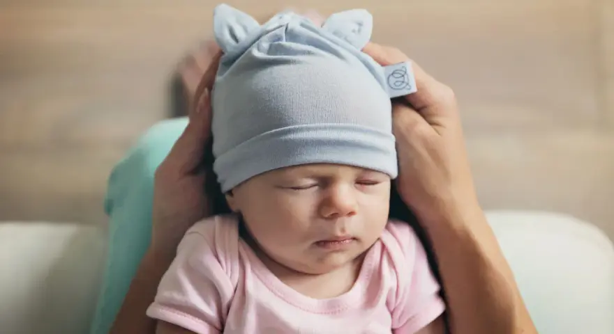 Czapka czy opaska dla niemowlaka? Kiedy co wybrać? Poradnik