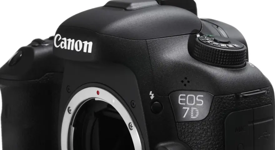 Czarne body aparatu Canon EOS 7D z widocznym obiektywem i pokrętłem trybów.
