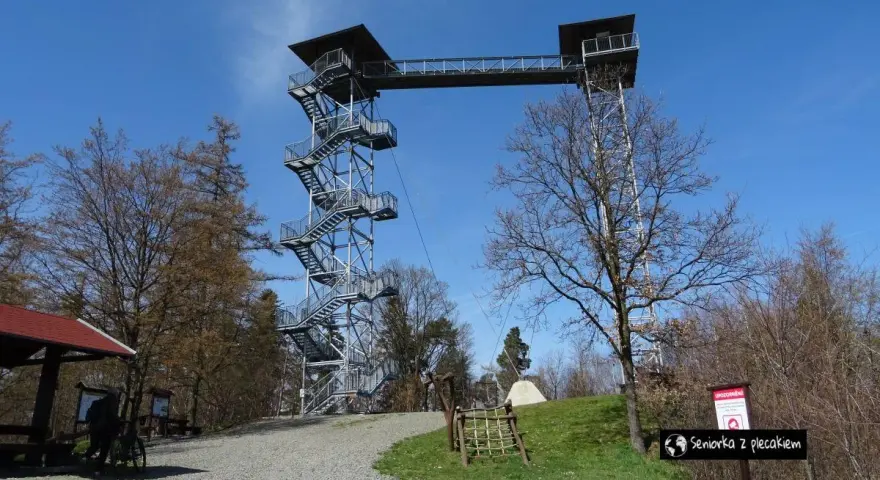 Wieża widokowa na Granicznym Szczycie oferuje wspaniałe widoki. Metalowa konstrukcja z licznymi schodami i pomostami wznosi się na tle błękitnego nieba.