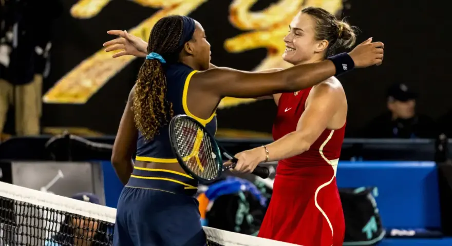 Coco Gauff y Sabalenka se abrazan en la cancha tras un emocionante partido.