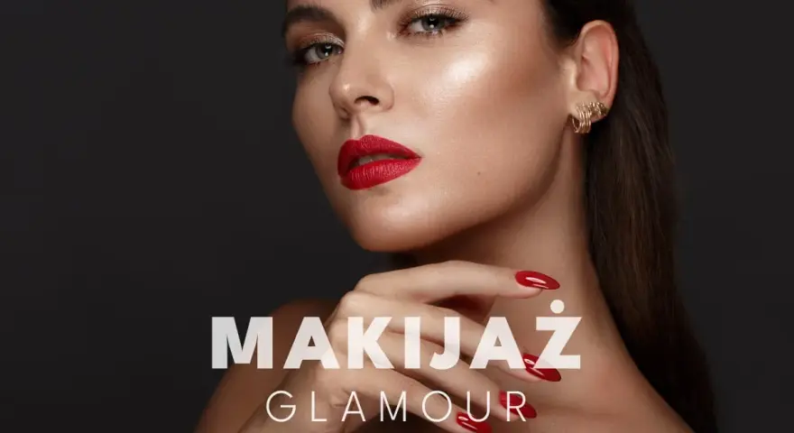Kobieta z idealnym makijażem glamour: czerwone usta, złote cienie do powiek i perfekcyjnie pomalowane paznokcie.
